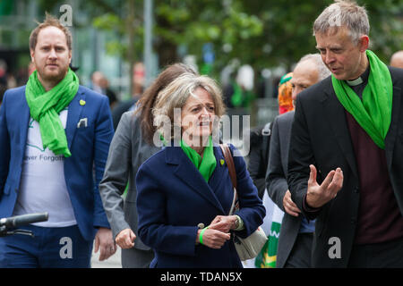 London, Großbritannien. 14 Juni, 2019. Cllr Elizabeth Campbell, Leiter des Rates der Royal Borough von Kensington und Chelsea, verlässt nach der Verlegung eine floral Tribute am Fuße des Grenfell Turm nach einer Trauerfeier in der St. Helen's Church den zweiten Jahrestag des Grenfell Turm Brand am 14. Juni 2017 Mark, bei dem 72 Menschen starben und mehr als 70 wurden verletzt. Credit: Mark Kerrison/Alamy leben Nachrichten Stockfoto