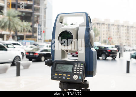 Totalstation mit viel befahrenen Straße in der Stadtmitte von Dubai Stockfoto