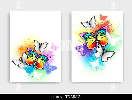 Design für die Broschüre von realistischen Regenbogen und weiße Schmetterlinge auf Licht changierenden Hintergrund, spritzt mit farbigen Tropfen Farbe. Stock Vektor