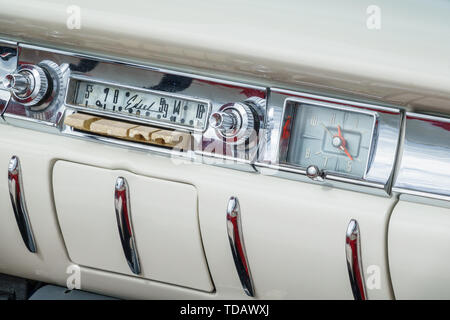 Auto Radio und Uhr im alten klassischen Edsel Auto Stockfoto