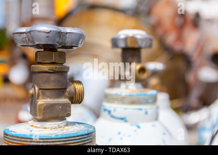 Verwendet alte gas schweißen Tanks, zum Schneiden von Schrott mit Taschenlampe auf Schrottplatz. Stockfoto