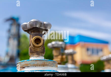 Verwendet alte gas schweißen Tanks, zum Schneiden von Schrott mit Taschenlampe auf Schrottplatz. Stockfoto