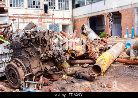 Im Alter von Verbrennungsmotor ist unter verrostete Teile von veralteten Anlagen in industriellen komplexen platziert. Stockfoto