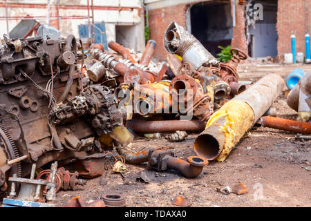 Im Alter von Verbrennungsmotor ist unter verrostete Teile von veralteten Anlagen in industriellen komplexen platziert. Stockfoto