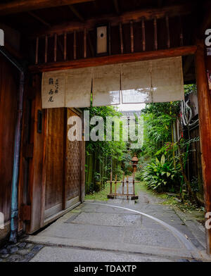 Kyoto, Japan - 20.November 2016. Grüner Garten im alten Gebäude in der Innenstadt von Kyoto, Japan. Stockfoto