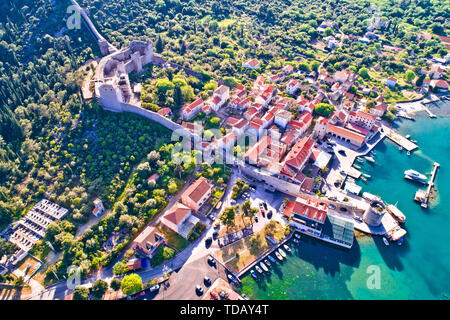 Mali Ston Waterfront und historischen Mauern Luftaufnahme, Ston Wände in Dalmatien Region von Kroatien Stockfoto