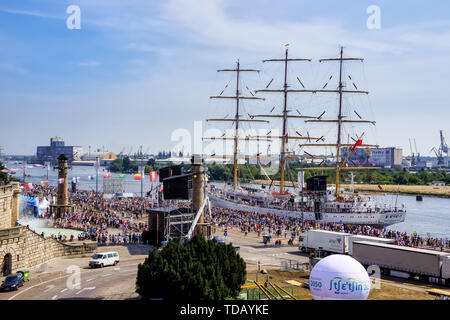 Stettin, Polen Jul 2013 Der Tall Ships Races, Tall Ship Dar Mlodzierzy im Hafen, Massen von Touristen feiern das Ereignis Stockfoto