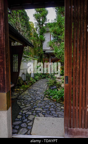 Kyoto, Japan - 20.November 2016. Grüner Garten im alten Gebäude in der Innenstadt von Kyoto, Japan. Stockfoto