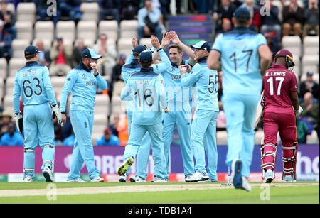 Der Engländer Chris Woakes (Mitte) feiert, Bowling West Indies" Evin Lewis während der ICC Cricket World Cup group stage Gleiches an der Schüssel, Southampton, Hampshire. Stockfoto