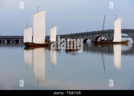 Ein Segelboot auf der Oberfläche von South Lake in der antiken Stadt Nantong Stockfoto