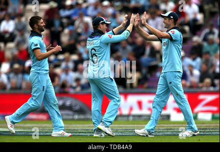 Der Engländer Chris Woakes (rechts) feiert, fang West Indies' Andre Russell während der ICC Cricket World Cup group stage Gleiches an der Schüssel, Southampton, Hampshire. Stockfoto