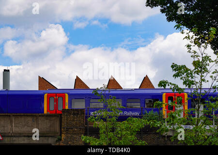 Ein Blick auf das Dach des Newport Street Galerie (die private Kunstsammlung von Damien Hurst), von Caruso St John Architects (2015), hinter einem S Stockfoto