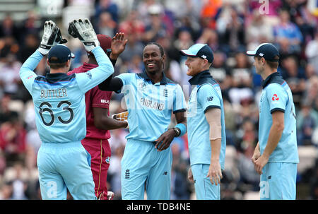 England's Jofra Archer (Mitte) feiert die Entlassung von West Indies" Sheldon Cottrell während der ICC Cricket World Cup group stage Gleiches an der Schüssel, Southampton, Hampshire. Stockfoto