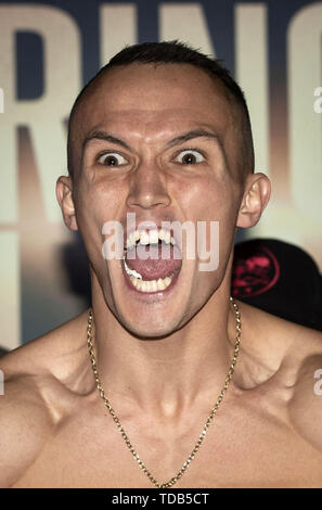 Josh Warrington während des Millennium Square, Leeds wiegen. Stockfoto