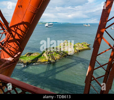 Weltkrieg Verteidigung Ruinen, Insel Inchgarvie, von Forth Rail Bridge, Firth-of-Forth, Schottland, UK gesehen Stockfoto