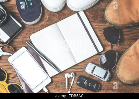 Kinder- und Sonnenbrillen für Erwachsene und Schuhe nach und Ziel für Reisen, Reisen Kleidung Accessoires Bekleidung für Männer Stockfoto