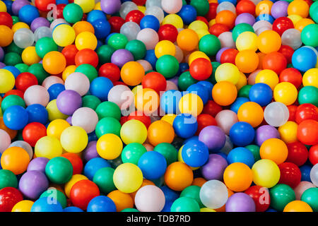 Menge Kunststoff und farbigen Kugeln in einer chaotischen Weise Stockfoto