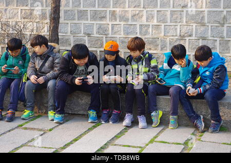 Junge spielt Mobile Game Stockfoto