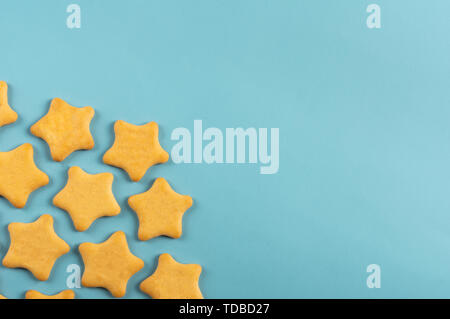 Ein Keks in der Form eines Stern auf einem blauen Hintergrund Stockfoto