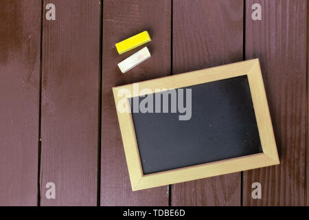 Kleine Holz gerahmt leere Tafel für Ihr Design Stockfoto