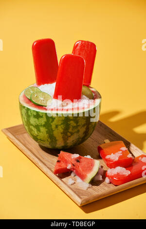 Wassermelone popsicle und aufgeschnittenen Wassermelone auf Holz fach Ansicht von oben Stockfoto