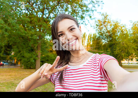 In der Nähe der trendigen Mädchen Gesicht macht selfie Foto. Stockfoto