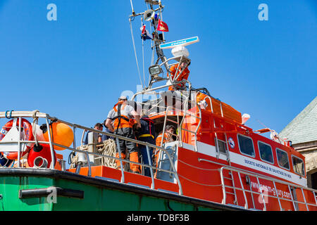 Dokumentarfilm editorial Bild. GOURY, Frankreich, Europa - Mai ca. 2018. Nicht identifizierte marine Besatzungen auf dem Rettungsboot, Betriebsbereit Rettung auf dem Meer Stockfoto