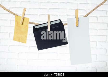 Fotopapier, Seil mit Wäscheklammern befestigen Stockfoto