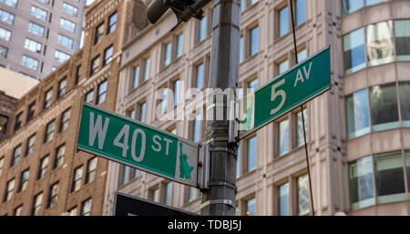 Fifth Avenue und West 40th Kreuzung Straßenschilder, Manhattan New York Downtown. Blur Gebäude Fassade Hintergrund Stockfoto