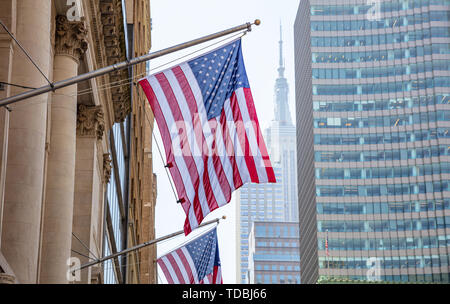 USA Symbol in den New York Straßen. Amerikanische Flagge auf einem Gebäude, Manhattan downtown, blur Empire State Building und scyscrapers auf dem Hintergrund Stockfoto