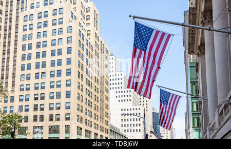 USA Symbol in den New York Straßen. Amerikanische Flaggen in einem klassischen Gebäude, Manhattan downtown, Business Area Stockfoto