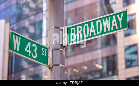 Broadway und W43 Kreuzung straße der Beschilderung. Blur Gebäude Fassade Hintergrund, Manhattan New York Downtown Stockfoto