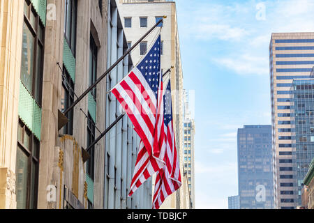 USA Symbol in den New York Straßen. Amerikanische Fahnen auf ein Gebäude, Fassade, Manhattan downtown, Business Area Stockfoto