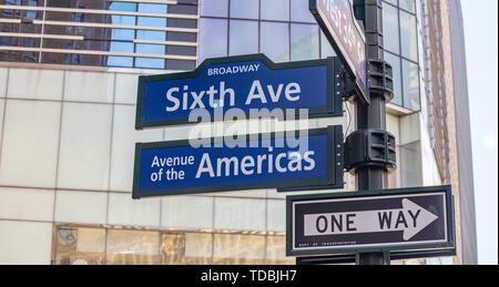 Sixfth ave Broadway Street, Manhattan, New York City. Blaue Zeichen auf blur Gebäude Fassade Hintergrund, Avenue of the Americas Stockfoto