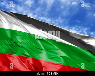 Wehende Flagge Bulgariens close up gegen den blauen Himmel Stockfoto