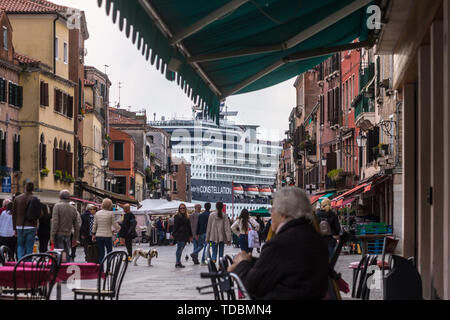 Kreuzfahrtschiff Celebrity Constallation gesehen über Venedig von der Via Garibaldi, Venedig, Venetien, Italien Stockfoto