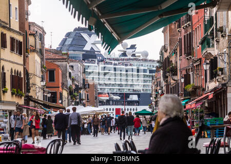 Kreuzfahrtschiff Celebrity Constallation gesehen über Venedig von der Via Garibaldi, Venedig, Venetien, Italien Stockfoto