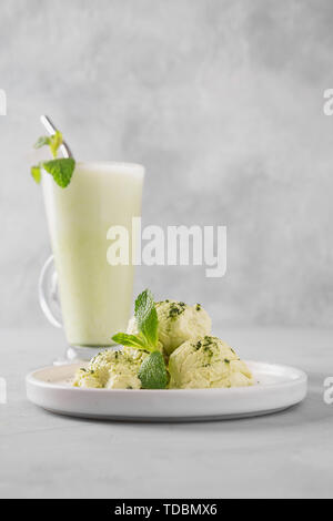 Green Matcha Eis und Kaffee Latte Glas auf grau Tabelle. Close Up. Stockfoto