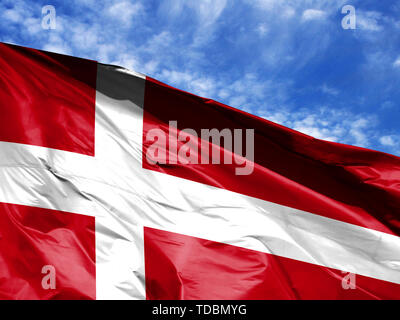 Wehende Flagge von Dänemark close up gegen den blauen Himmel Stockfoto