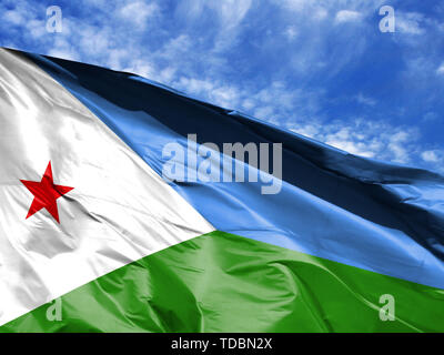 Wehende Flagge von Dschibuti close up gegen den blauen Himmel Stockfoto