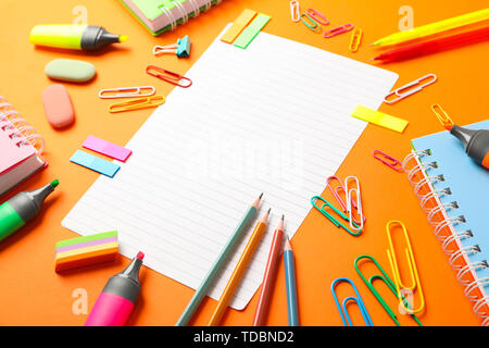 Komposition mit Schulmaterial auf farbigen Hintergrund, Platz für Text Stockfoto