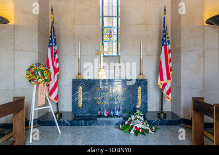 Innenraum Kapelle an der Amerikanischen WW2 Friedhof mit Gedenktafel Stockfoto