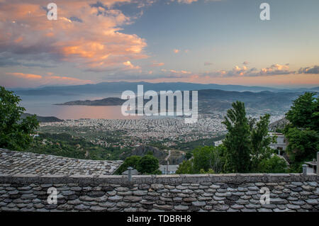 Panoramablick auf Volos bei Sonnenuntergang von Makrinitsa Stockfoto