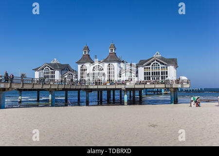 Restaurant auf der Seebrucke Seebrücke in Sellin auf Rügen, Deutschland Stockfoto