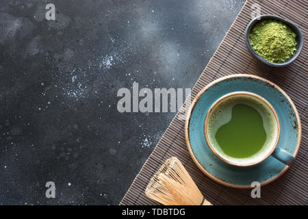 Organische traditionellen grünen Matcha Tee auf Schwarz. Ansicht von oben. Platz für Text. Stockfoto