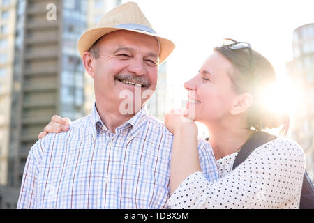 Gerne reifer Mann lächelnd mit junge Frau Stockfoto