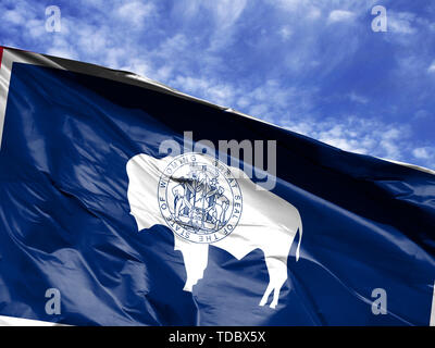 Wehende Flagge Staat von Wyoming in der Nähe gegen den blauen Himmel Stockfoto