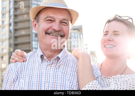 Gerne reifer Mann lächelnd mit junge Frau Stockfoto