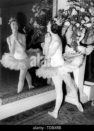 Foto muss Gutgeschrieben © Alpha werden Drücken Sie050000(1949) Dame Margot Fonteyn in Probe für Aschenputtel am Royal Opera House in London. Stockfoto