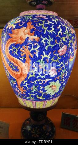 Chinas Jingdezhen Porzellan, Vielfalt, wechselbaren Stil, wunderschöne Farbe, schön, ist der Schatz der Kunst!! Stockfoto